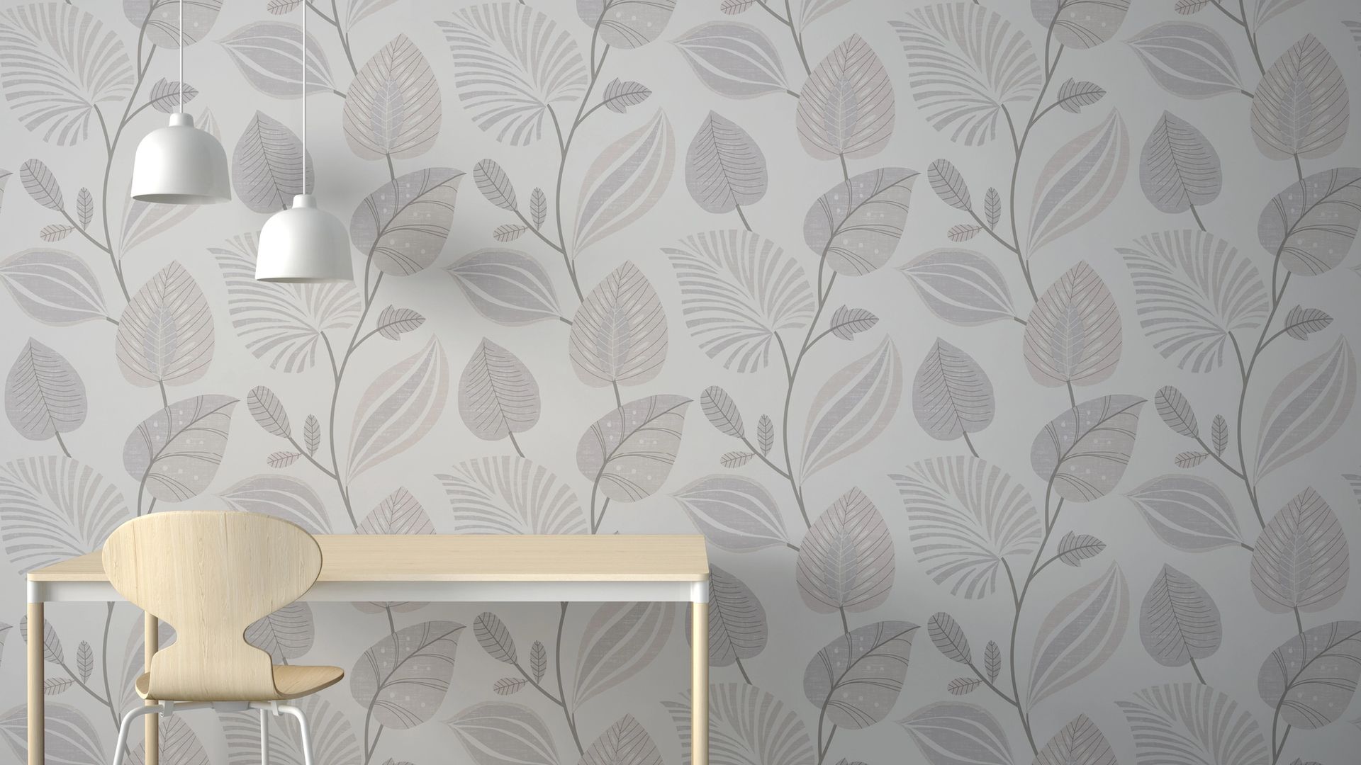 Interno minimalista con carta da parati a motivi di foglie chiare, tavolo bianco, sedia e tre lampade a sospensione.