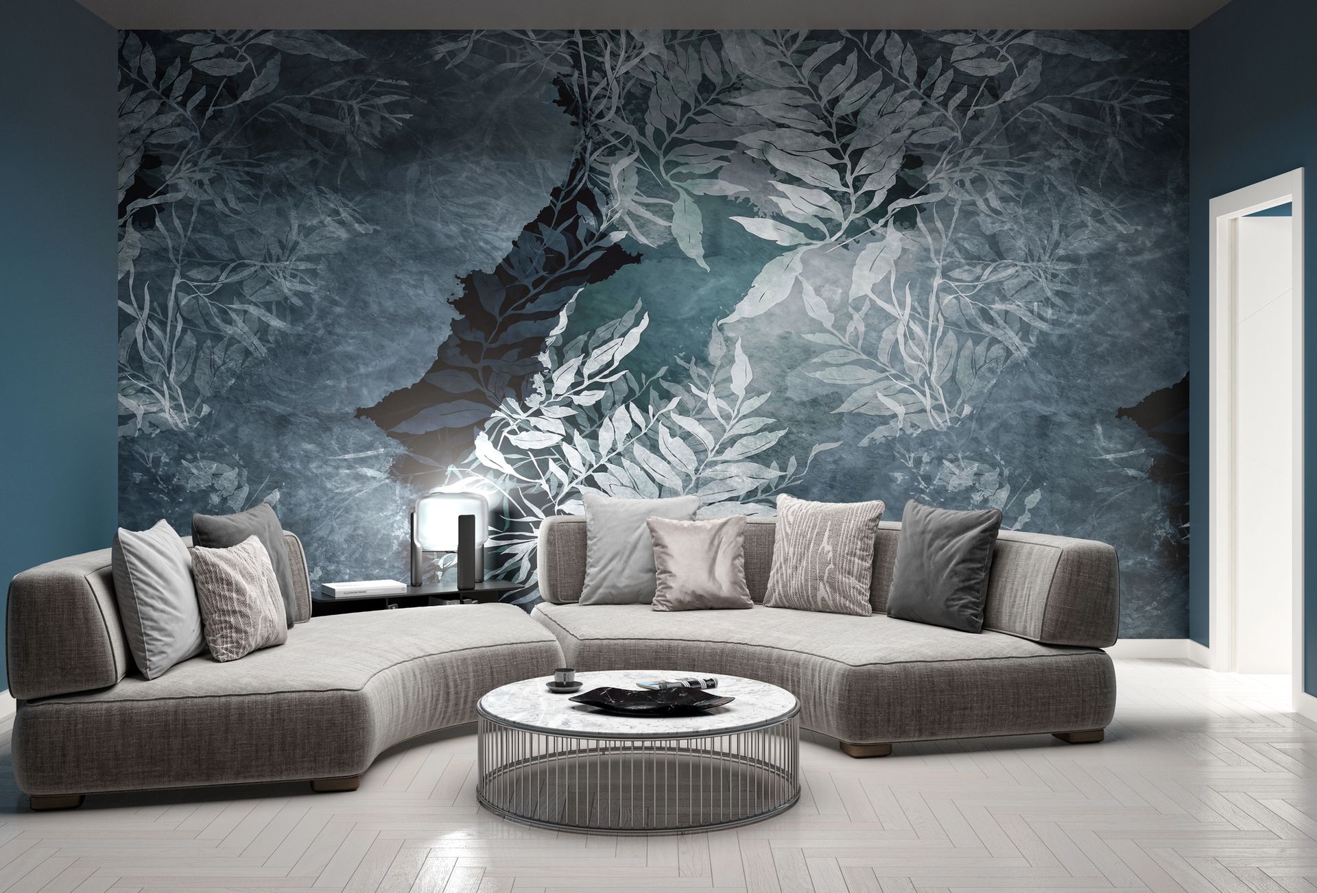 Soggiorno moderno con divano componibile grigio, tavolino rotondo e parete decorata con un murale floreale blu.