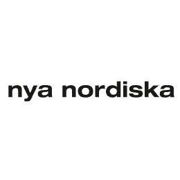 Testo in minuscolo nero con la scritta “nya nordiska” su sfondo bianco.