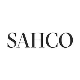 Logo con grazie nere recante la scritta “SAHCO” su sfondo bianco.