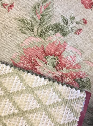 Tessuto con motivo floreale, con fiori rosa e foglie verdi su una trama a zigzag color crema e verde.