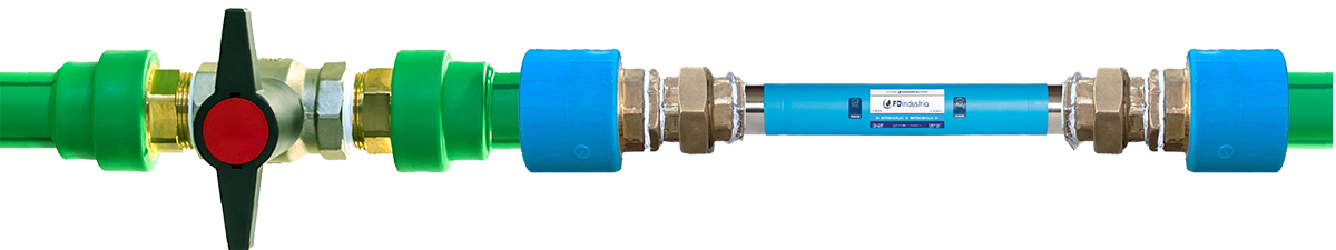 Sistema de plomería con tuberías verdes y azules, una válvula y un filtro azul.
