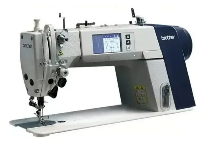 Una máquina de coser industrial Brother de color gris claro con carcasa del motor azul oscuro y pantalla digital integrada.