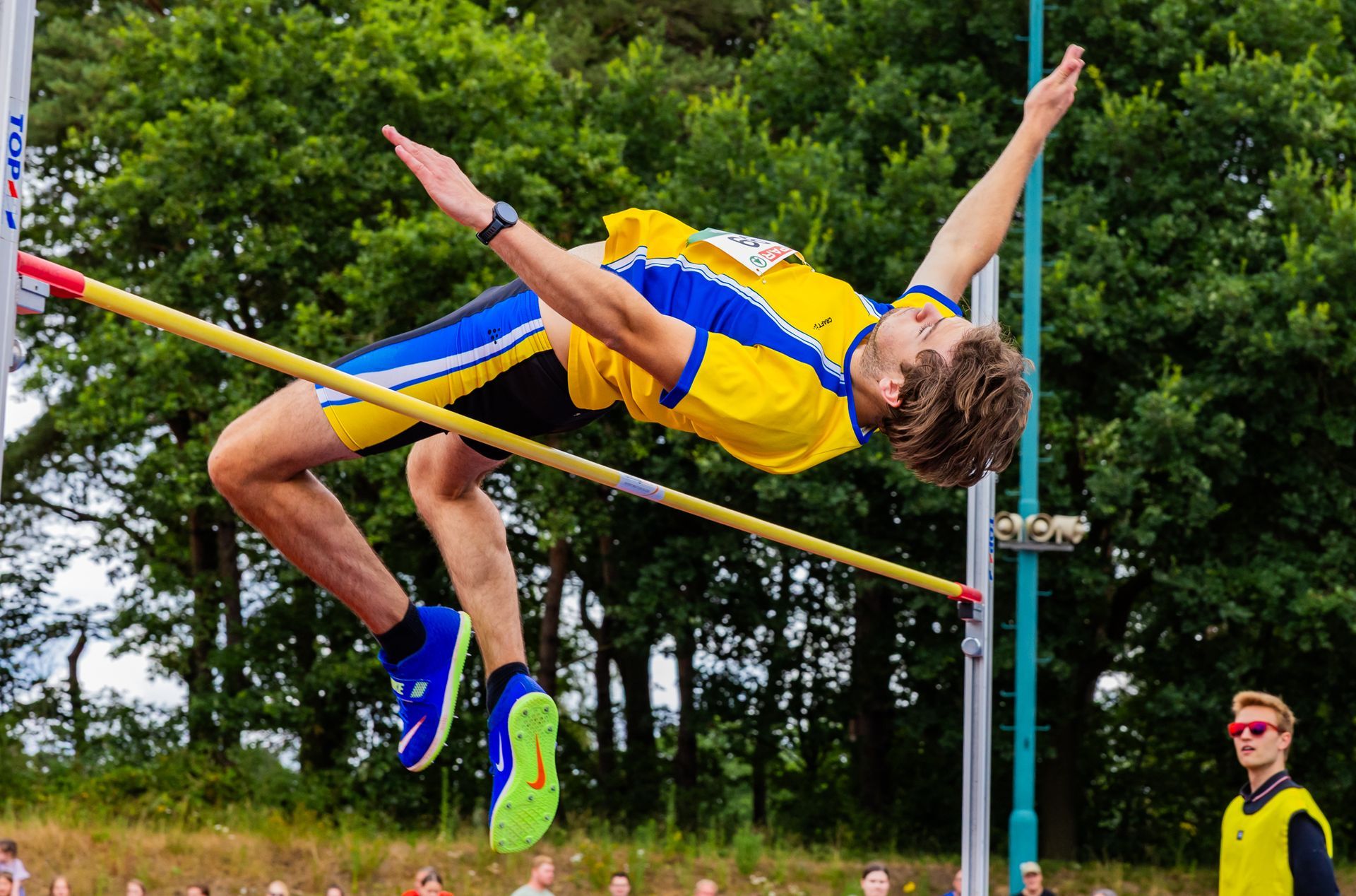 Atleet springt over lat bij hoogspringen