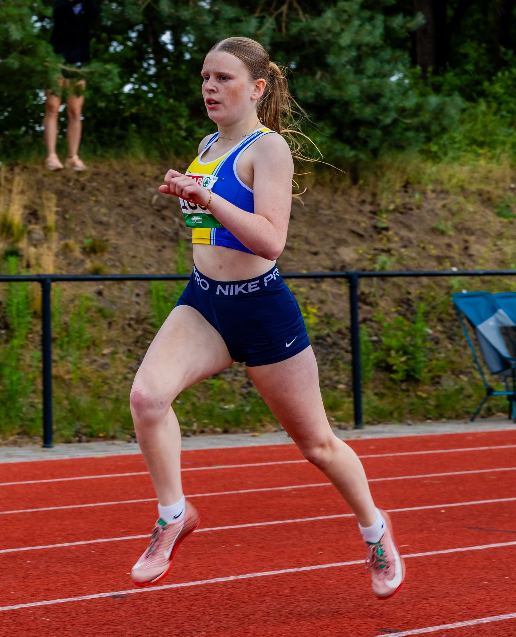 Atleet rent over baan