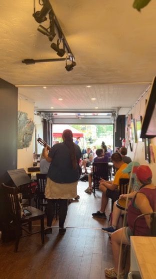 A group of people are sitting at tables in a restaurant.