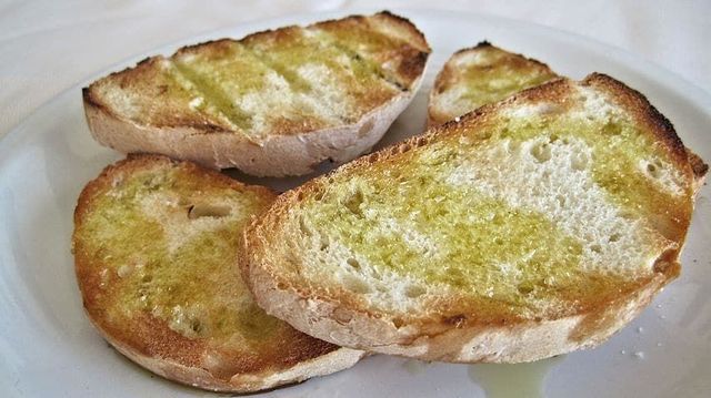 Olio extravergine Aromolio sul pane