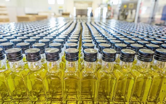 Linea di confezionamento e etichettatura olio Aromolio nello stabilimento Intramark di Livorno
