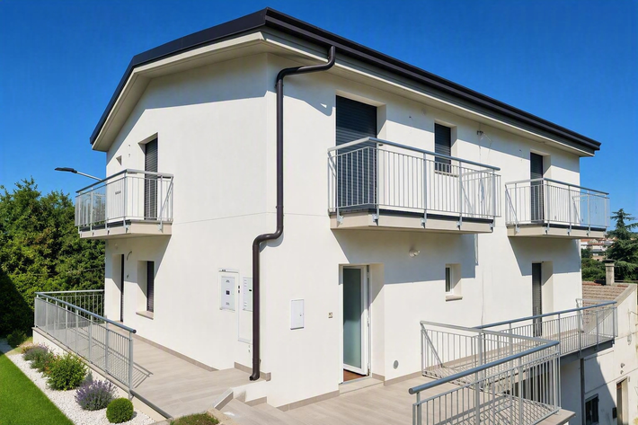 Sezione trasversale di un telaio di finestra in alluminio bianco con doppio vetro e dettagli della sezione interna.
