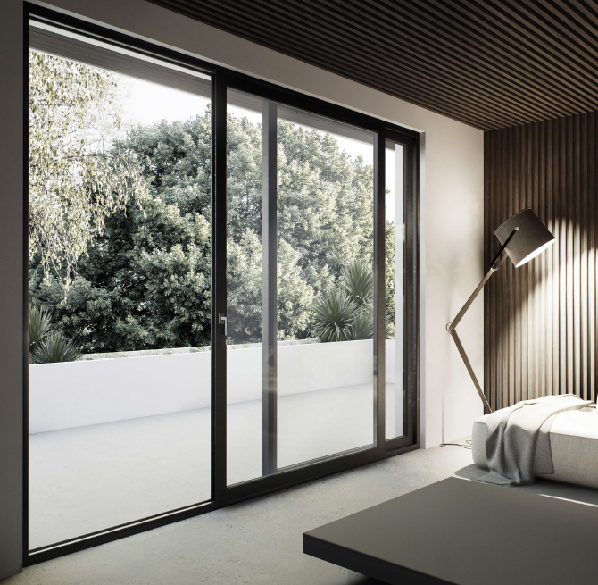 Camera da letto moderna con ampie porte scorrevoli in vetro, soffitto a doghe di legno e vegetazione all'esterno.