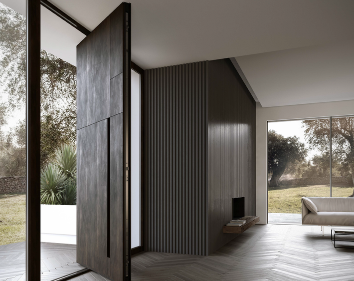 Soggiorno moderno e minimalista con pareti in legno scuro, finestre a tutta altezza e un divano con vista