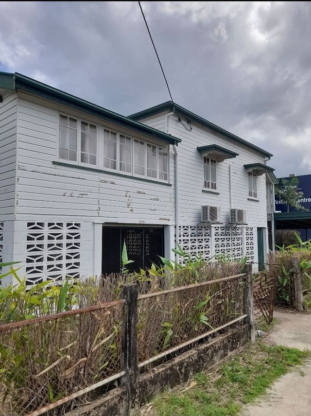 A Before And After Photo Of A House With Stairs — Kiwi Painter In Mooroobool, QLD