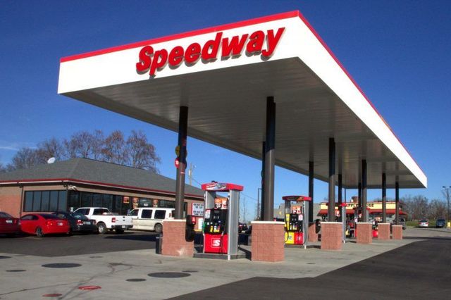 A speedway gas station with cars parked in front of it