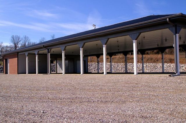 A large building with columns and a blue sky in the background