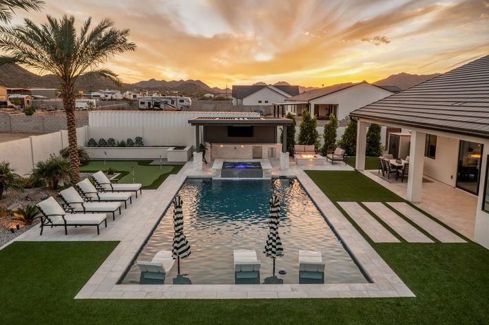 Beautiful Next Gen (Casita) Home in Queen Creek with resort style backyard