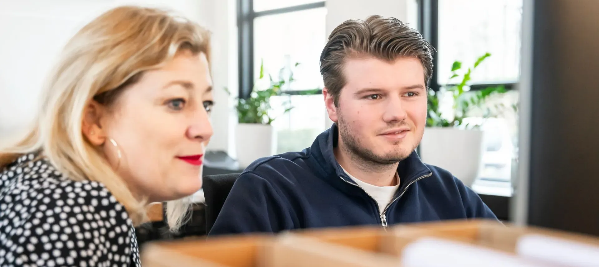 Ondernemer en adviseur berekenen het omslagpunt tussen eenmanszaak en BV
