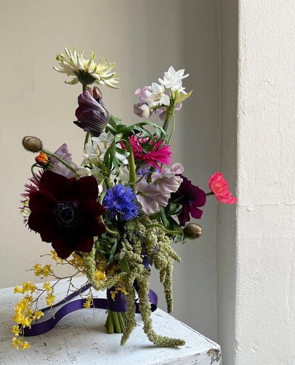 Kleurrijk handgebonden boeket met paarse anemoon, rode klaproos en blauwe korenbloem Studio Tête à Tête Amsterdam
