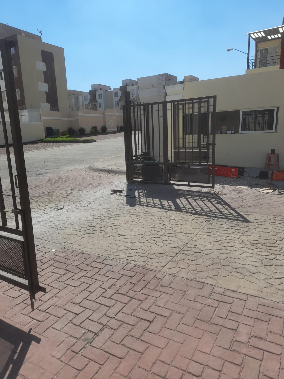 SISTEMAS DE SEGURIDAD Y PUERTAS AUTOMÁTICAS SISPA SISTEMAS DE SEGURIDAD Y PUERTAS AUTOMÁTICAS SISPA
