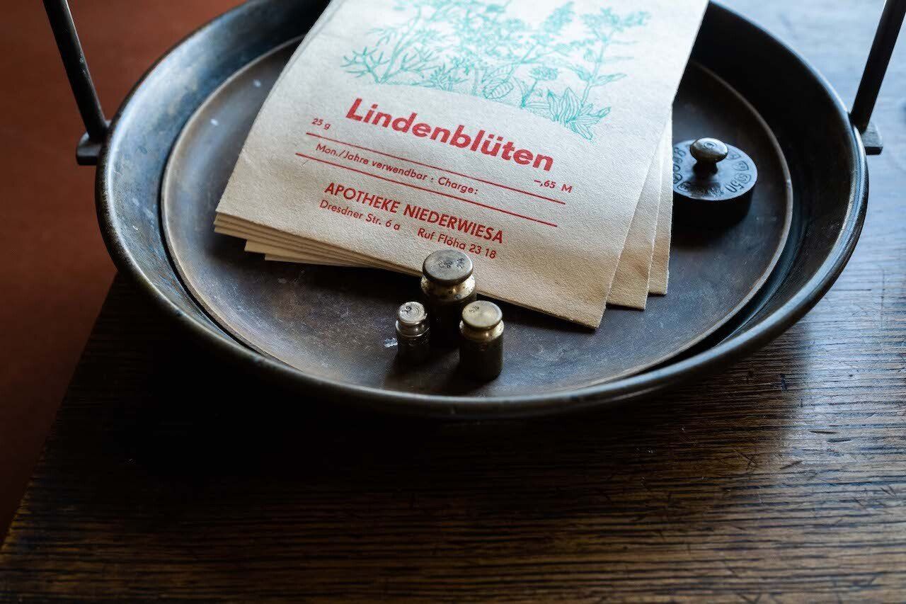 Ein Metalltablett mit einer Tüte Lindenblüten darauf