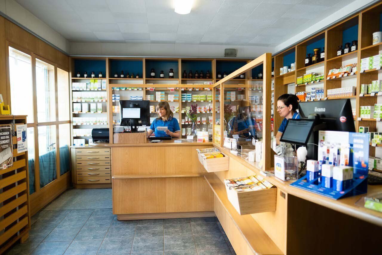 Eine Apotheke mit zwei Mitarbeitern am Schalter.
