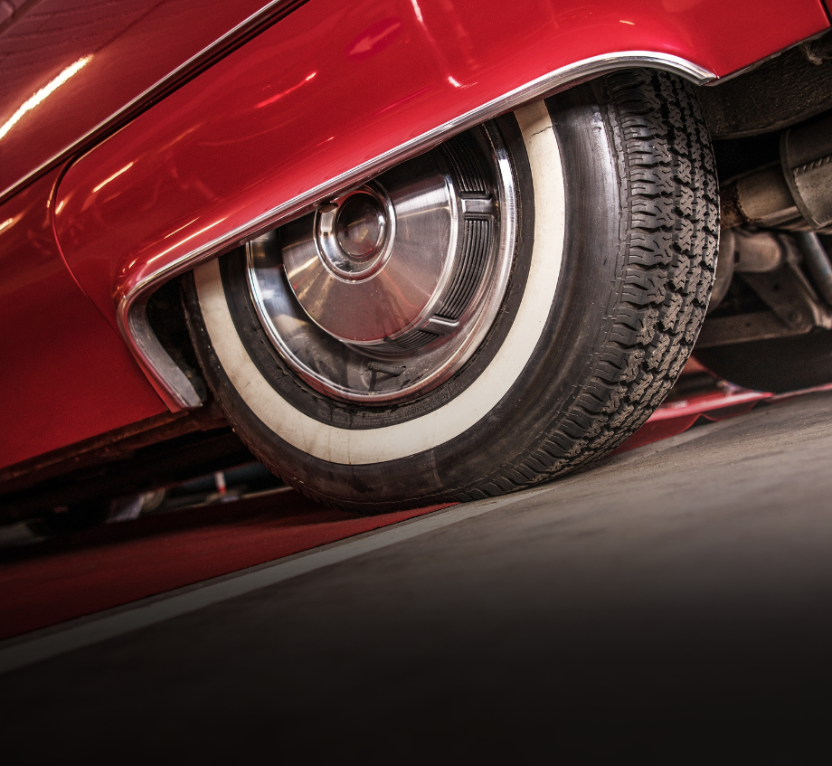 Une voiture rouge avec des pneus blancs