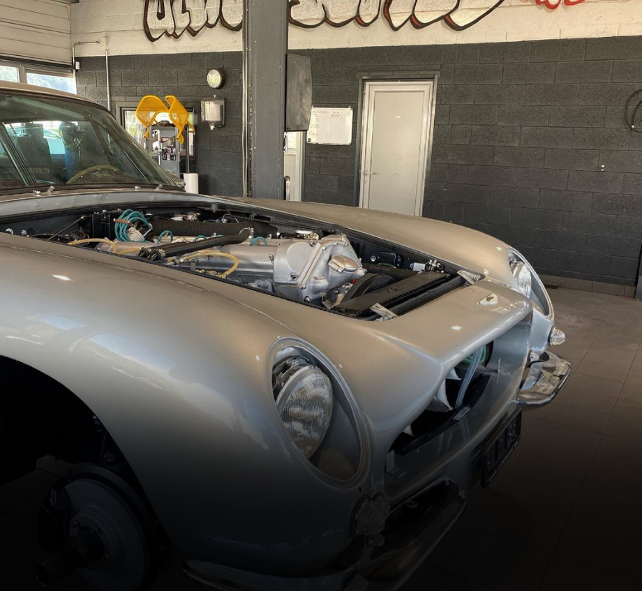 Révision moteur et boite de vitesse sur une voiture argentée