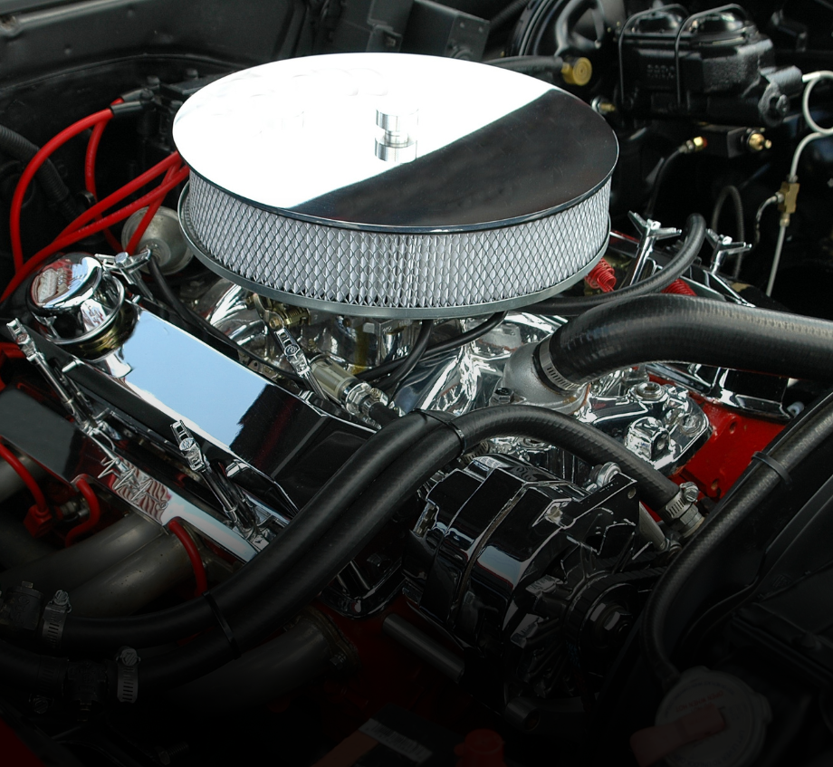 Gros plan sur le moteur d'une voiture vintage avec un filtre à air chromé