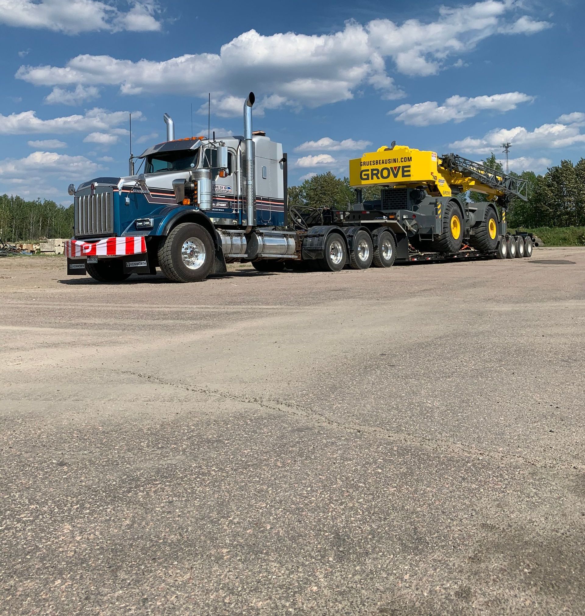 Un camion avec le mot grove sur le côté