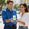Un técnico y un cliente sonríen mientras miran un teléfono móvil que muestra una marca de verificación verde como confirmación.