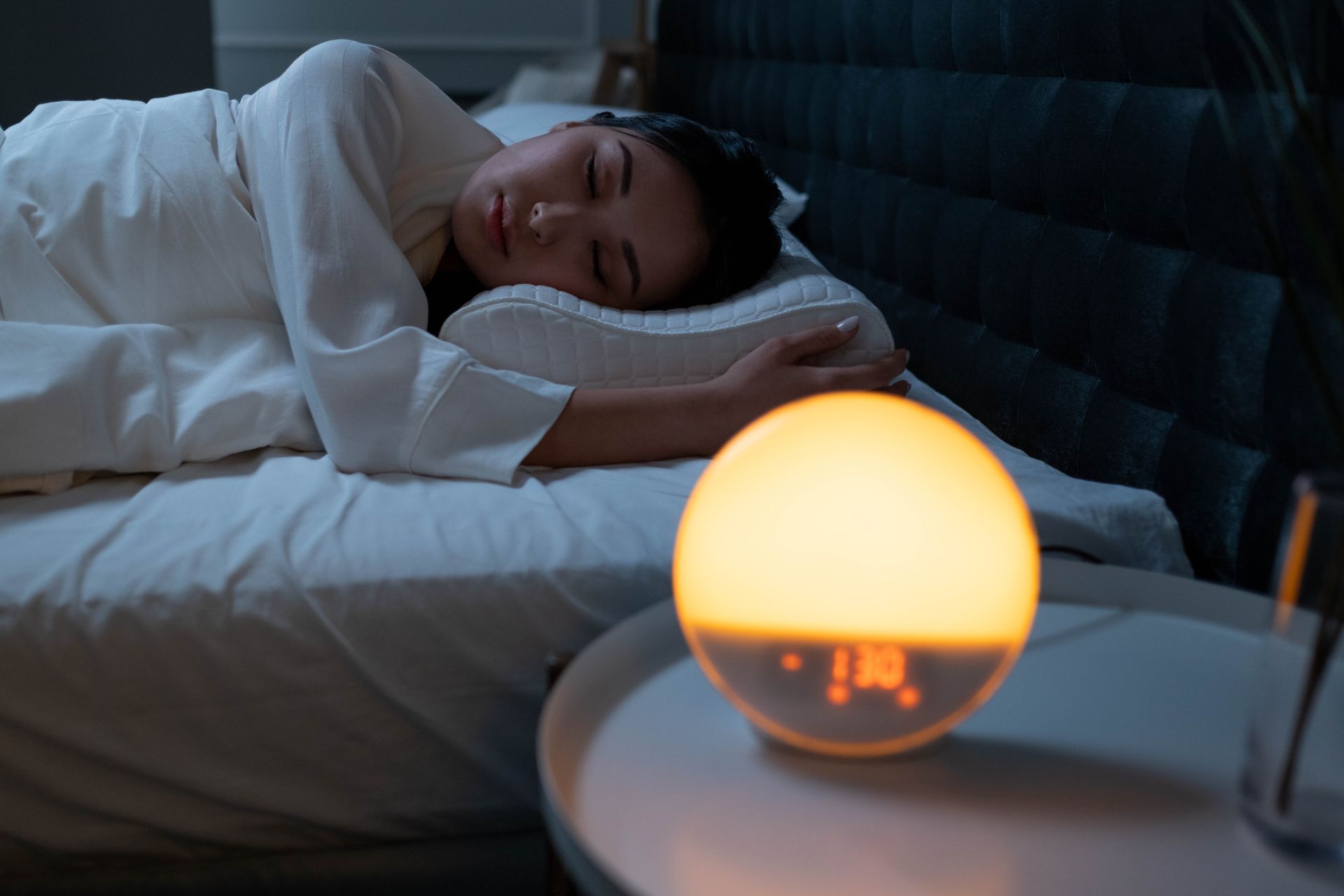 Vrouw met omgekeerd wake-up-light