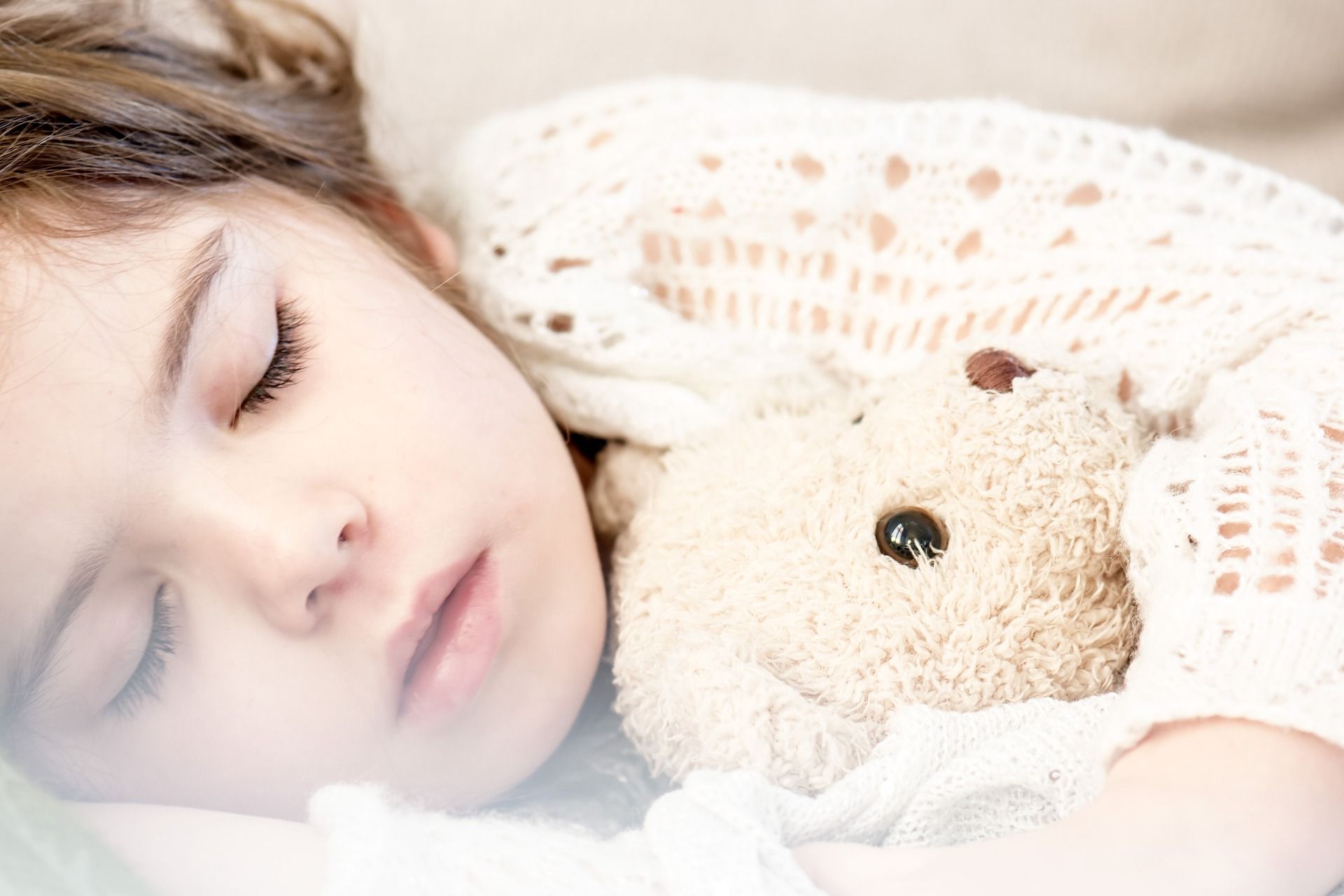 Slapend kind met knuffel - je emotioneel veilig voelen