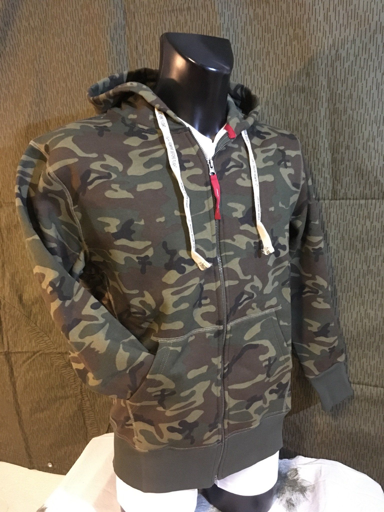 Camouflage-Kapuzenpullover mit Reißverschluss, olivgrün und braun, mit weißem Kordelzug und Tasche.