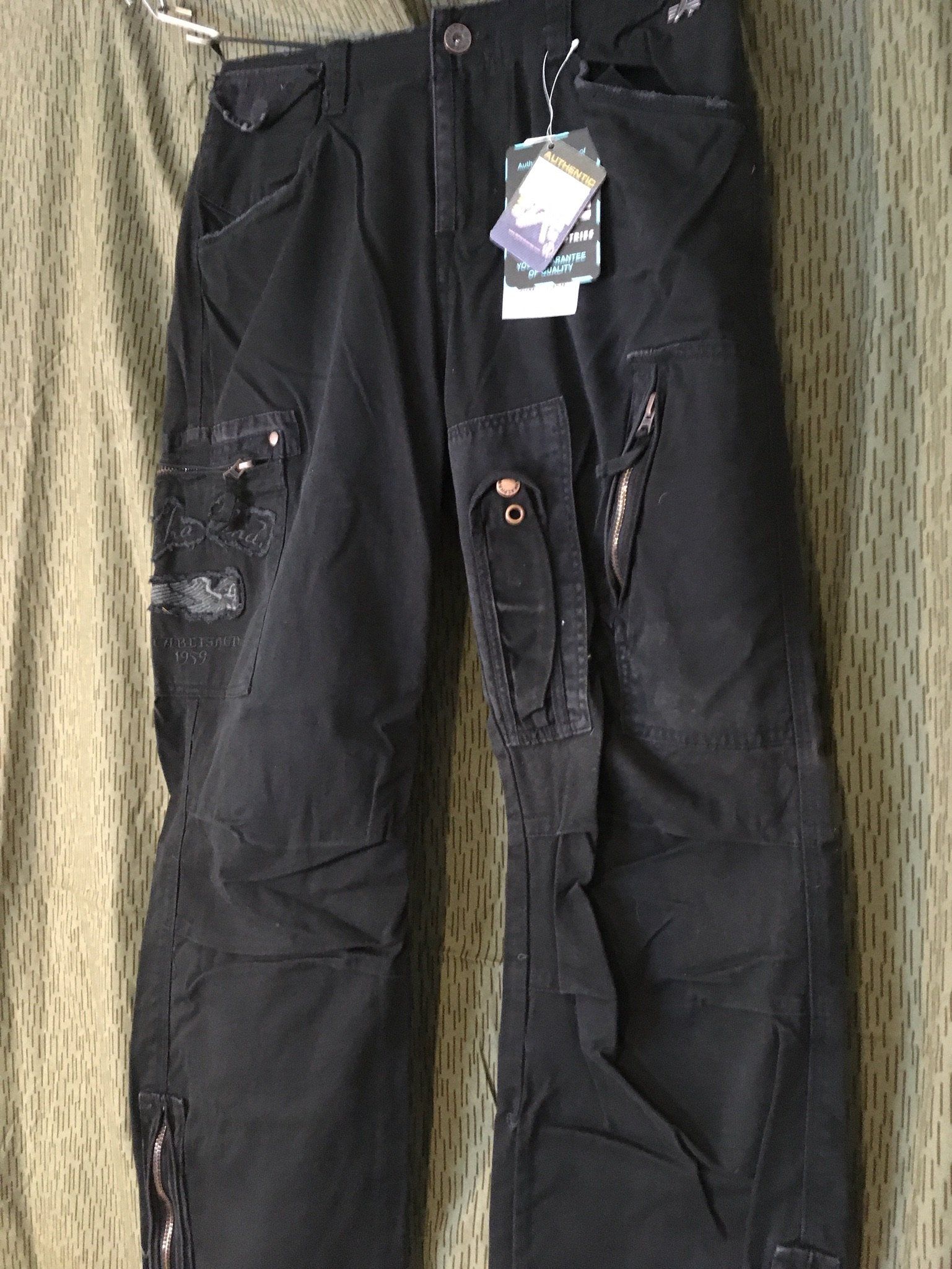 Schwarze Cargohose im Used-Look mit Preisschild.