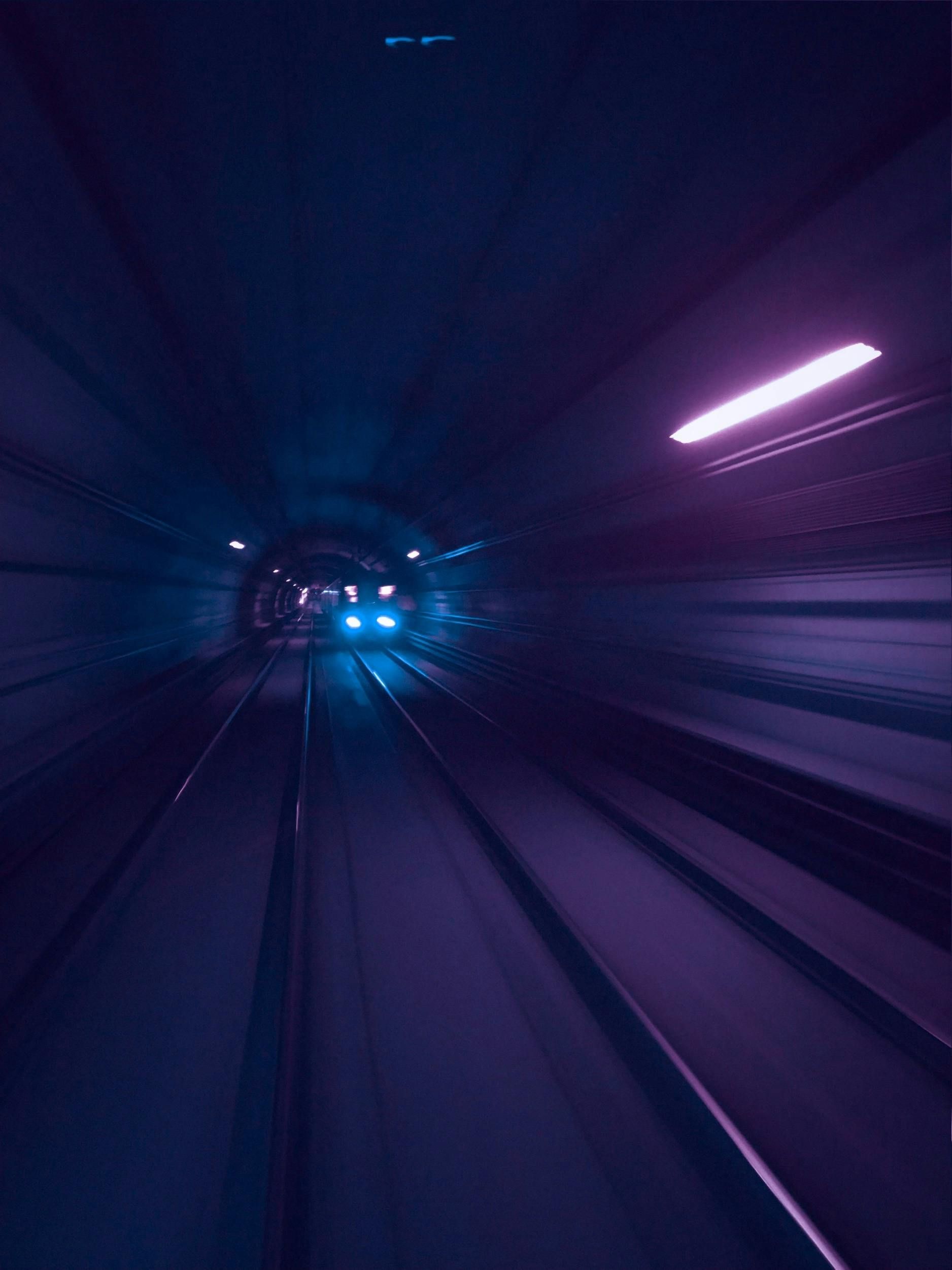 Un tren pasa por un túnel por la noche.