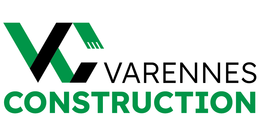 Le logo de varennes construction est vert et noir.