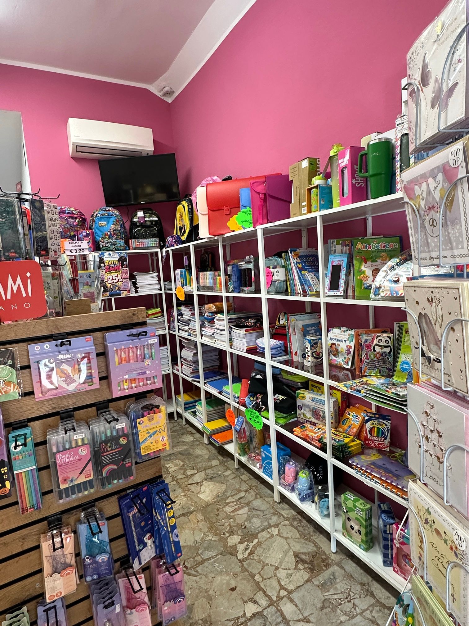 Zaini, quaderni e libri per bambini nella sede di Minerbio