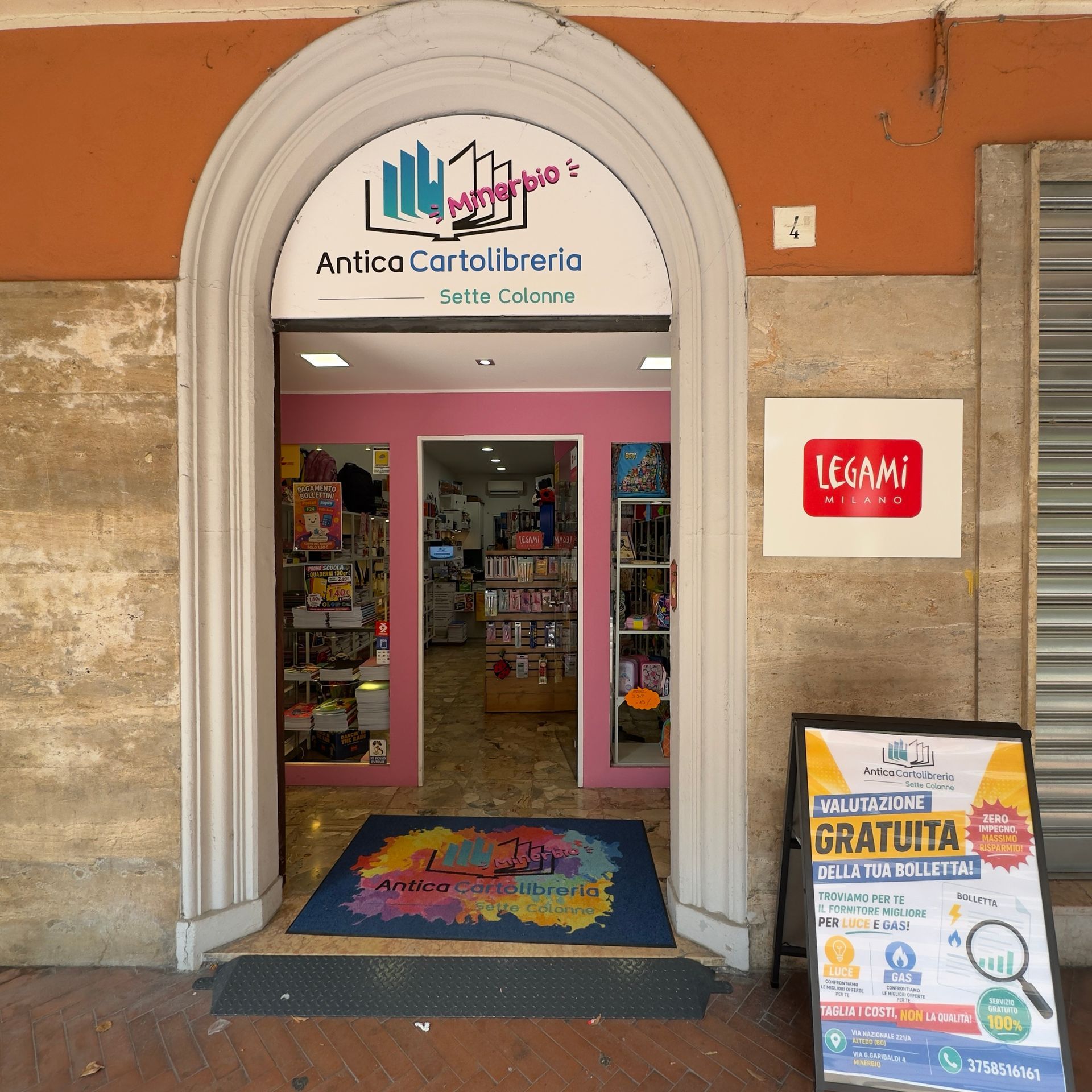 Ingresso della cartolibreria Sette Colonne di Minerbio in Via Garibaldi 4