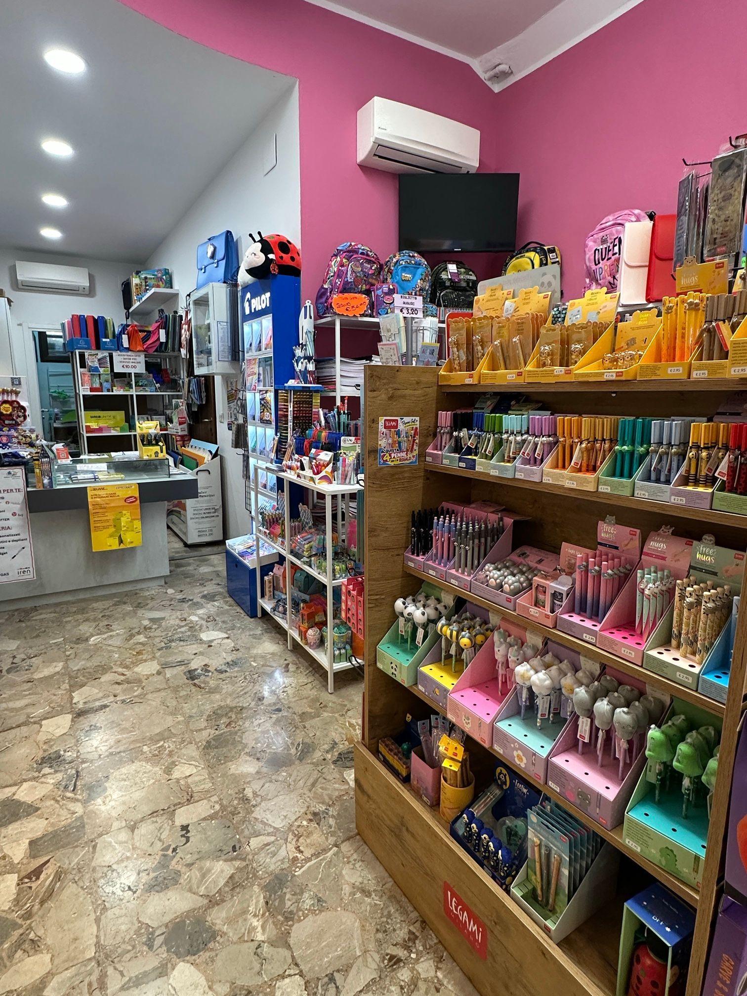 Espositore Legami Milano e scaffali di cartoleria nella sede di Minerbio