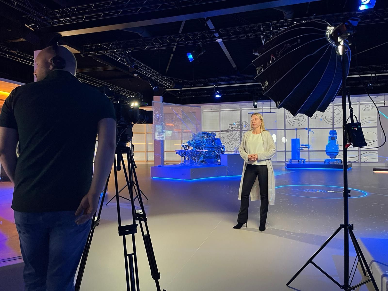 Guruz, Jennefer van de Leegte van VDL, interview opnames Eindhoven hoofdkantoor VDL