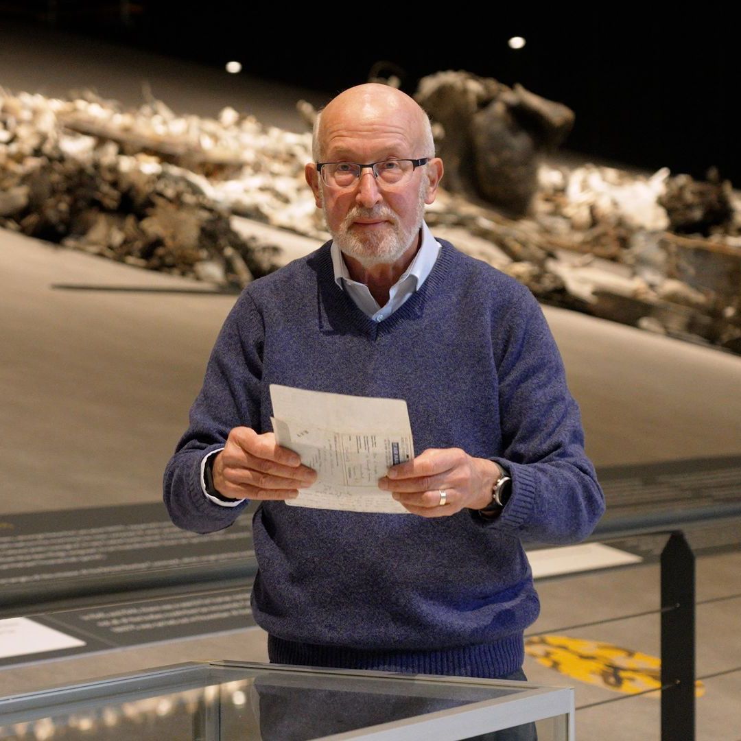 Jeffrey Temple is een familielid van Sidney Smith, één van de bemanningsleden van de Avro Lancaster NN775 die in 1944 werd neergeschoten. Temple was betrokken bij herdenkingen en bezoeken rond de opgraving van het toestel en het verhaal van de bemanning.
Op deze foto staat hij bij het Lancaster-paviljoen in het Oorlogsmuseum Overloon, waar het verhaal van de zeven bemanningsleden en de reconstructie van het toestel wordt verteld.