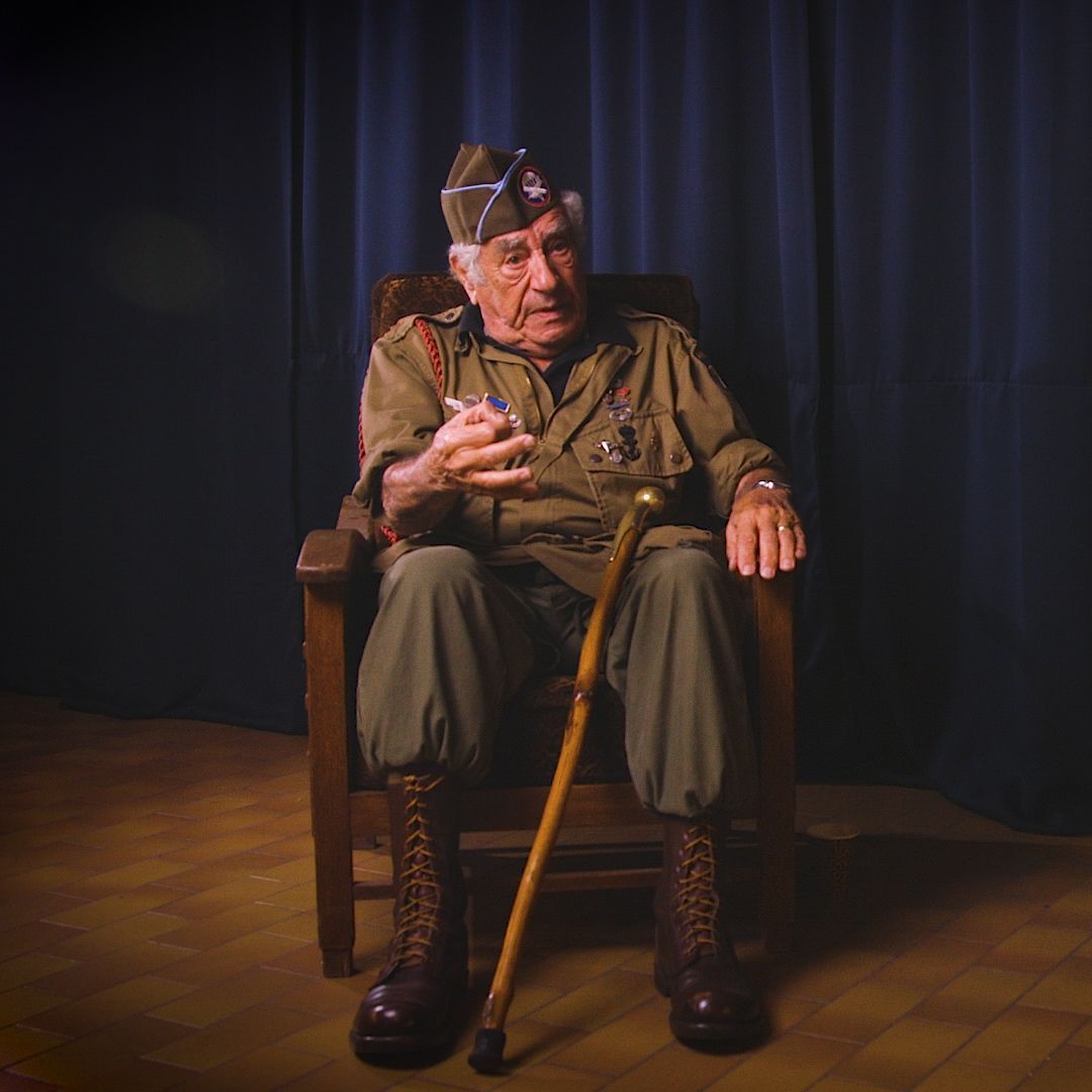 Vincent J. Speranza was een Amerikaanse paratrooper van de 101st Airborne Division die vocht tijdens de Battle of the Bulge in de omgeving van Bastogne.
Hij werd bekend door een bijzonder verhaal uit de oorlog: tijdens de gevechten bracht hij bier naar gewonde kameraden in een kerk in Bastogne door zijn helm te gebruiken als beker. Dat moment groeide uit tot een symbool van kameraadschap en menselijkheid te midden van de strijd.
Na de oorlog bleef Speranza actief betrokken bij herdenkingen en veteranenevenementen. Hij vertelde jarenlang zijn ervaringen om de herinnering aan de Tweede Wereldoorlog levend te houden en jongere generaties bewust te maken van de geschiedenis. Oorlogsmuseum Overloon