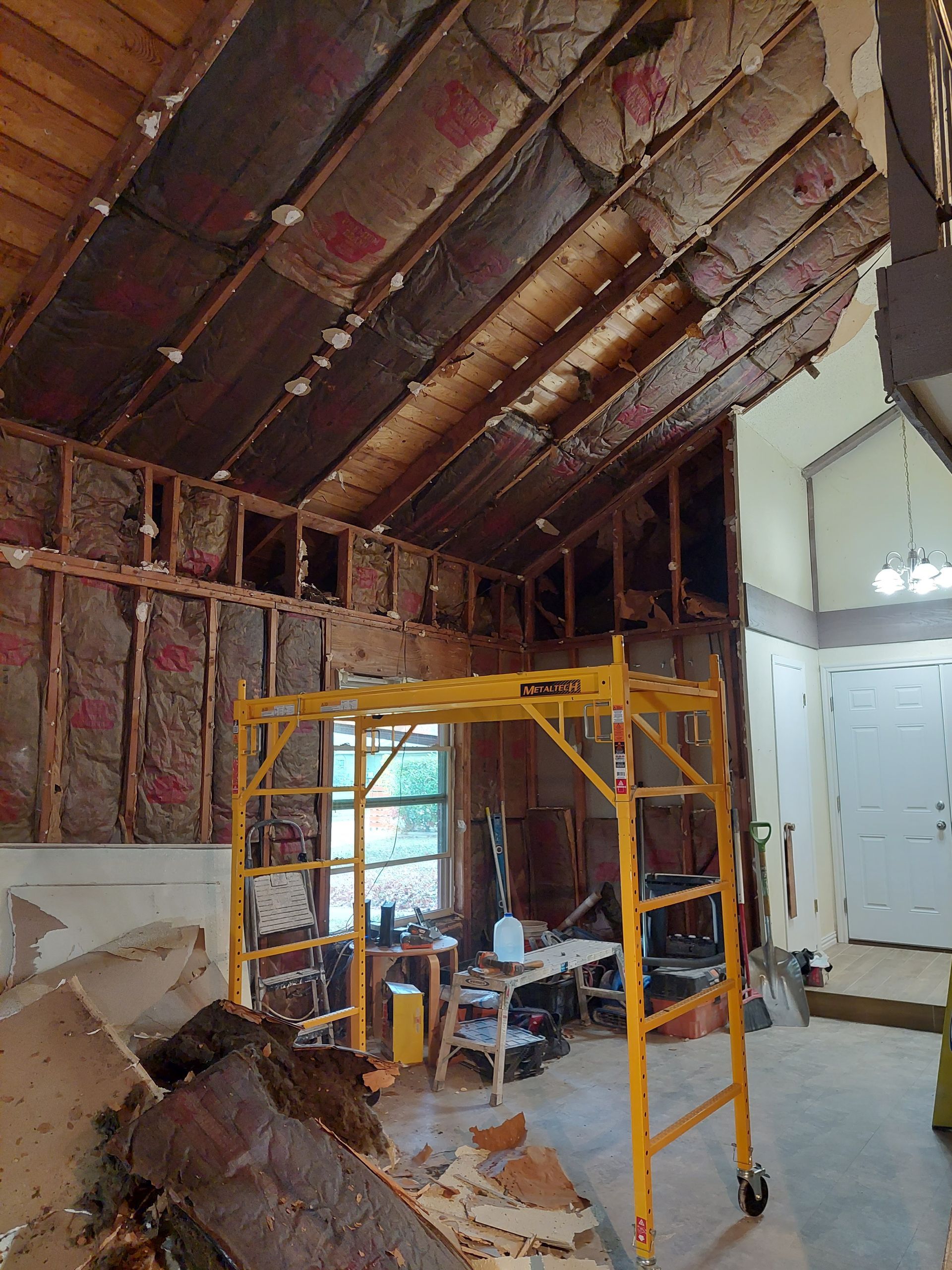 there is a scaffolding in the middle of the room .