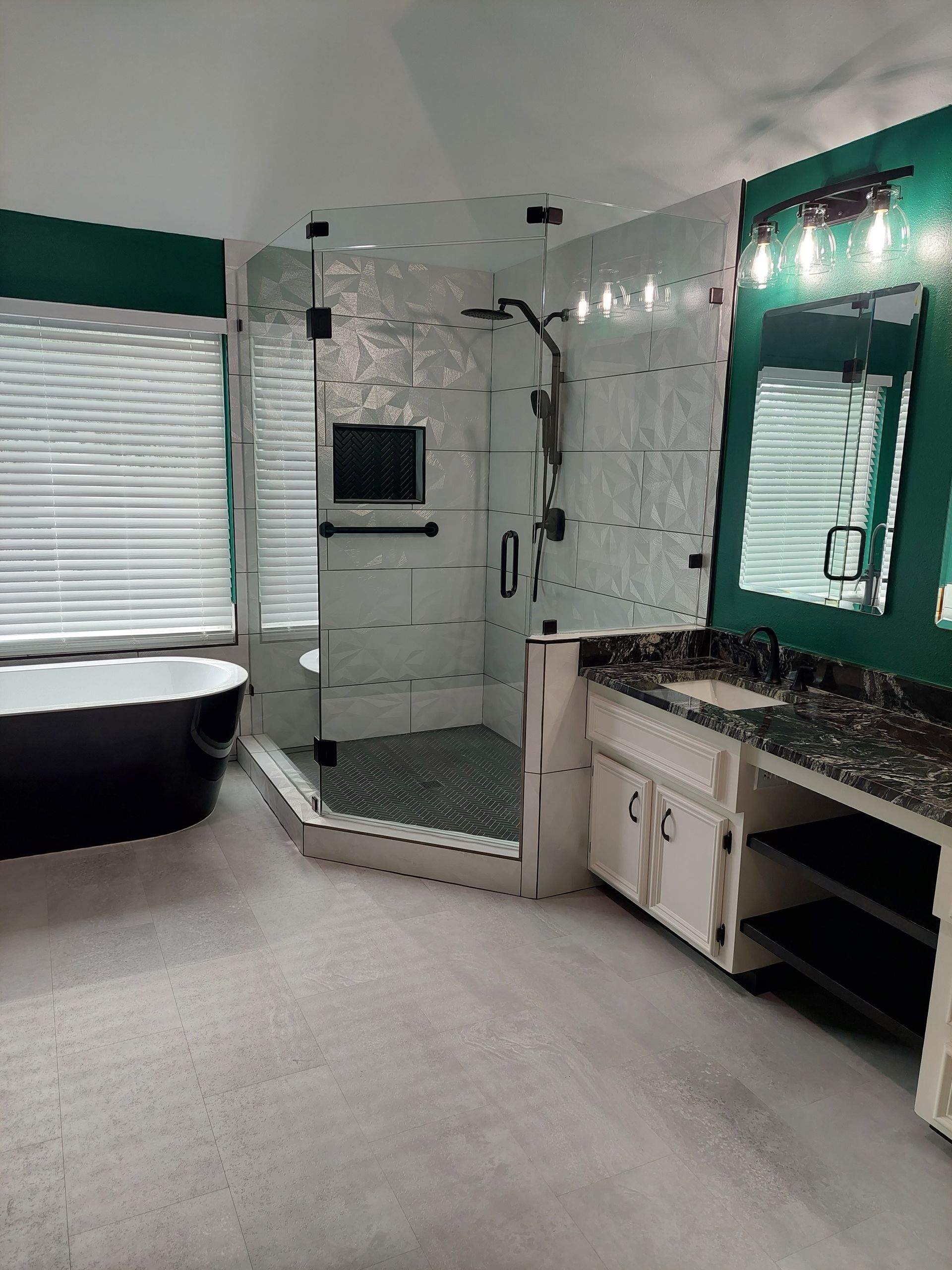 a bathroom with a tub , sink , shower and mirror .