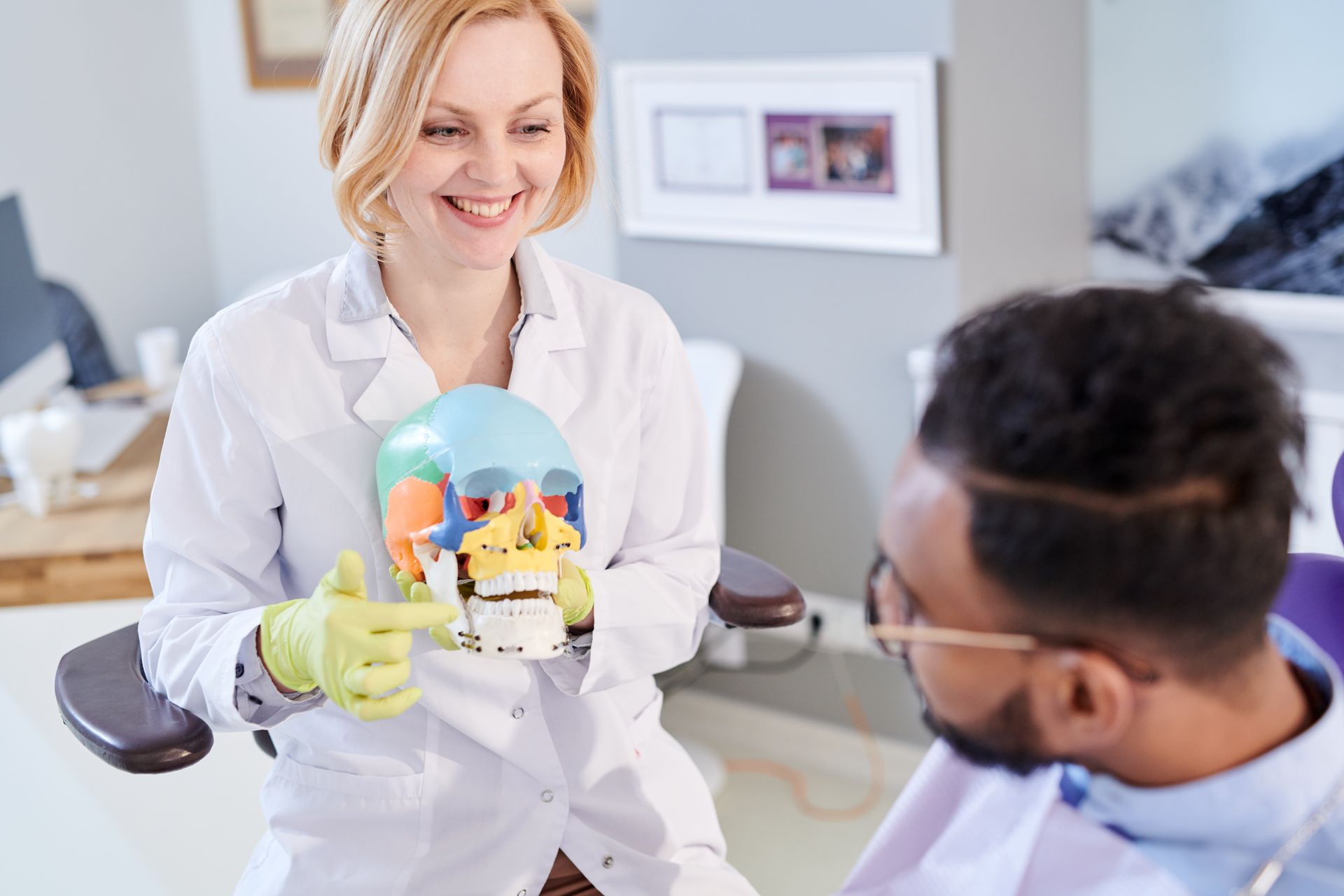 female dentist explaining teeth structure for a wisdom tooth removal