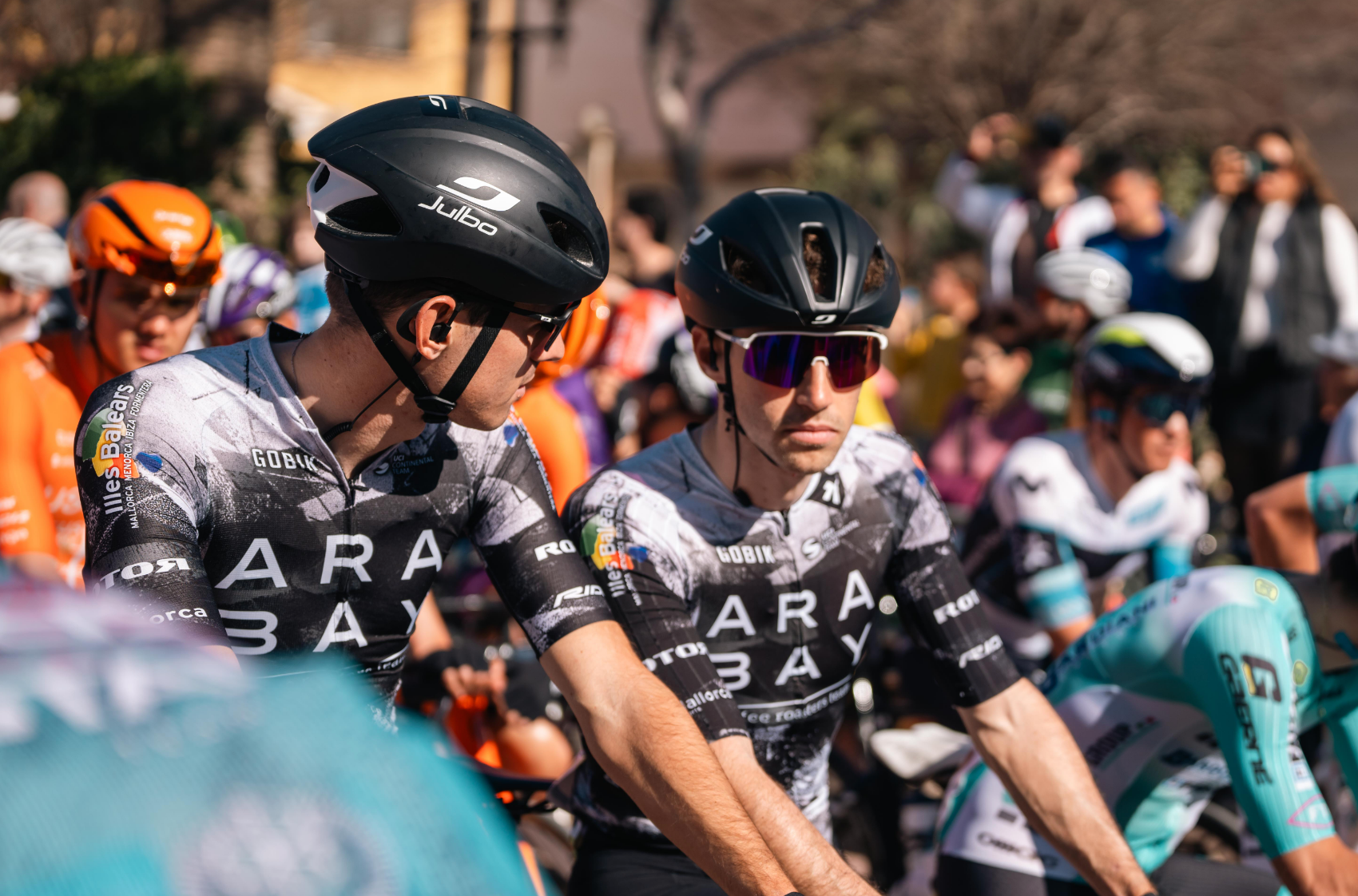 Joan Albert Riera y Edgar Curto, protagonistas de la fuga junto a Joan Gamundi, en la línea de  salida. | Foto: Ciclo Pixel 