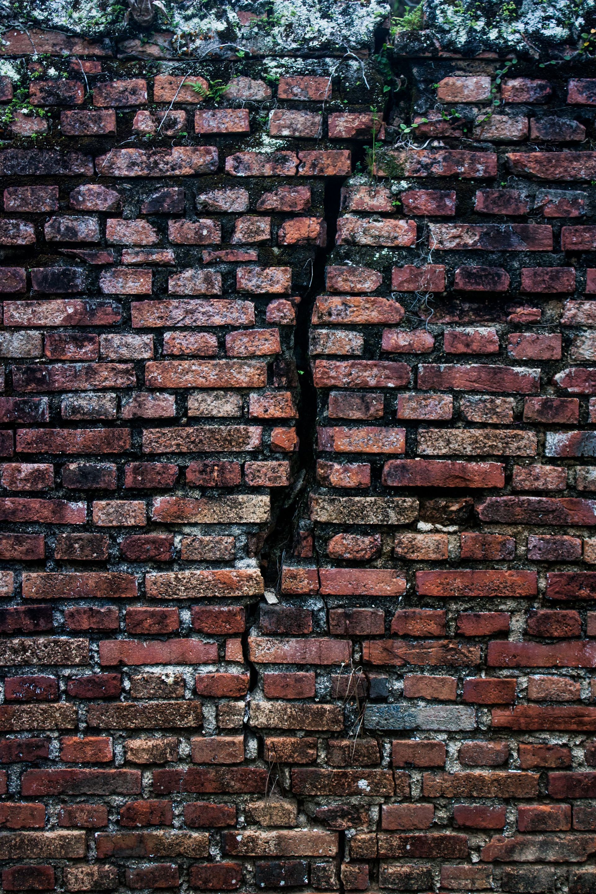 Scheur in gevel die gerepareerd moet worden.