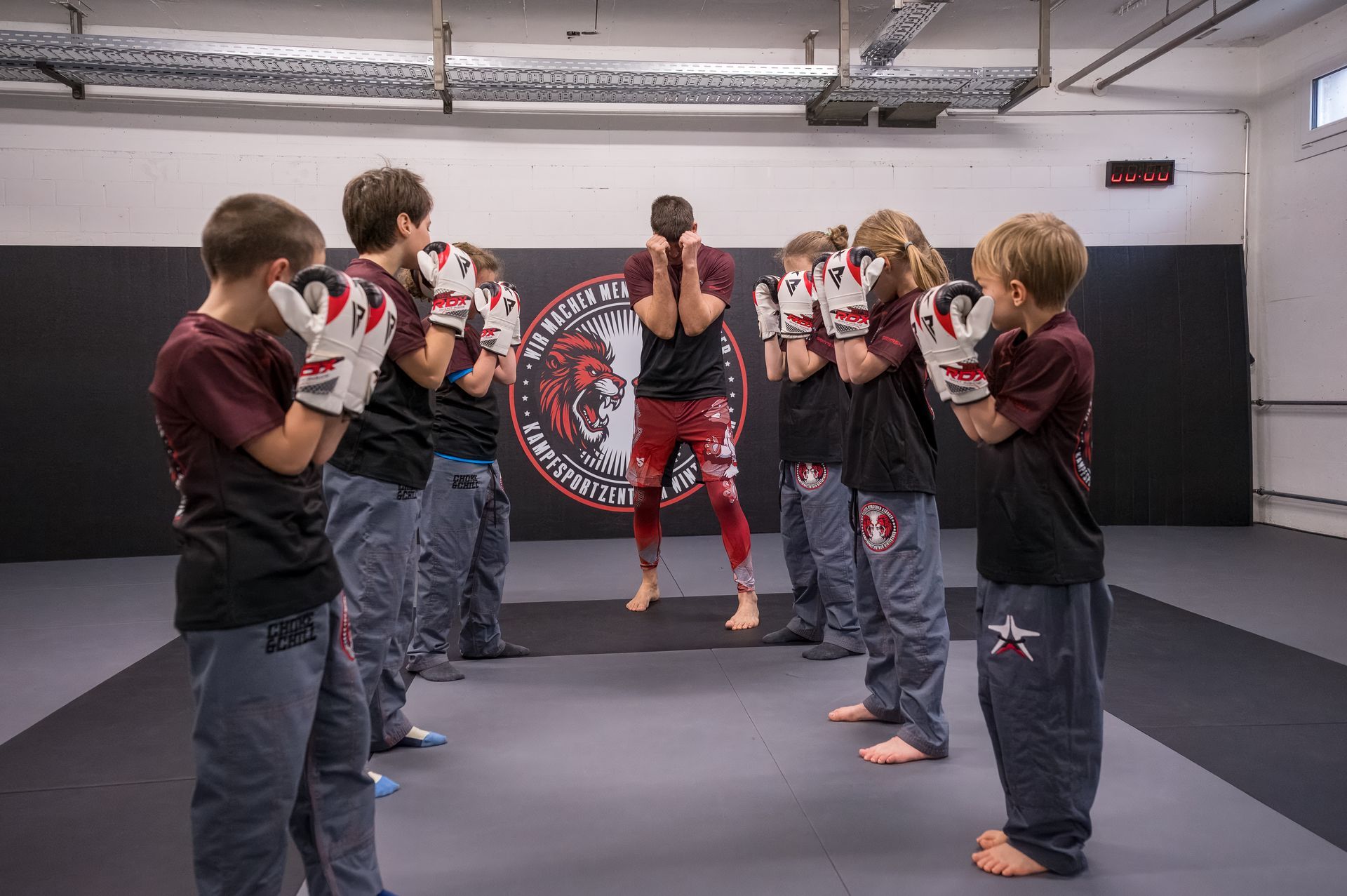 Zwei junge Mädchen boxen in einem Fitnessstudio.