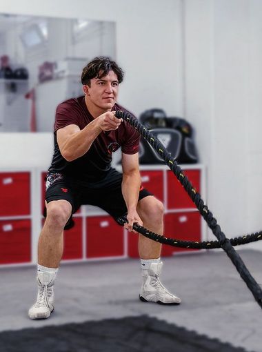 Ein Mann macht Fittness