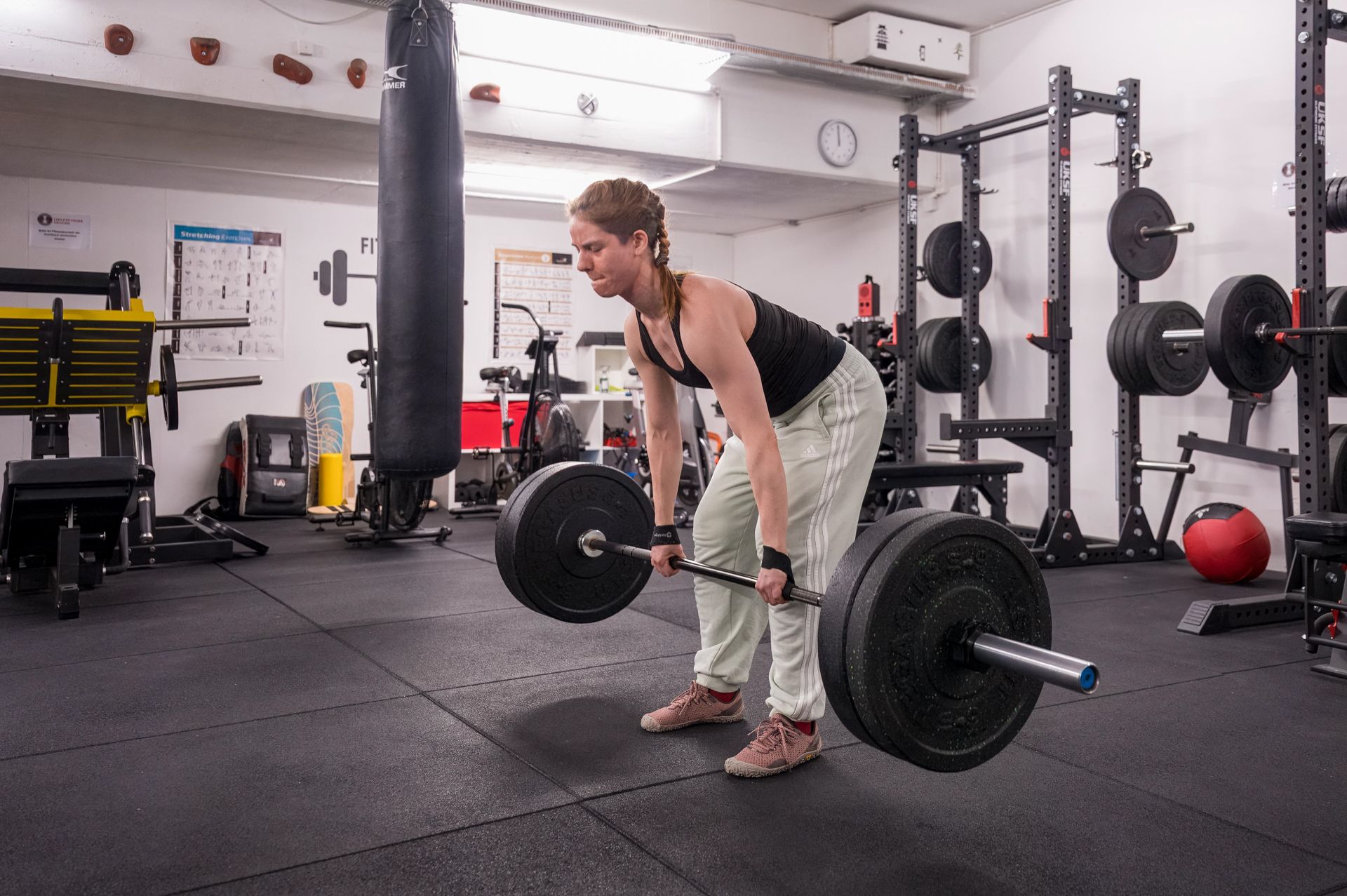 Zwei Frauen fahren in einem Kampfsportzentrum Heimtrainer.