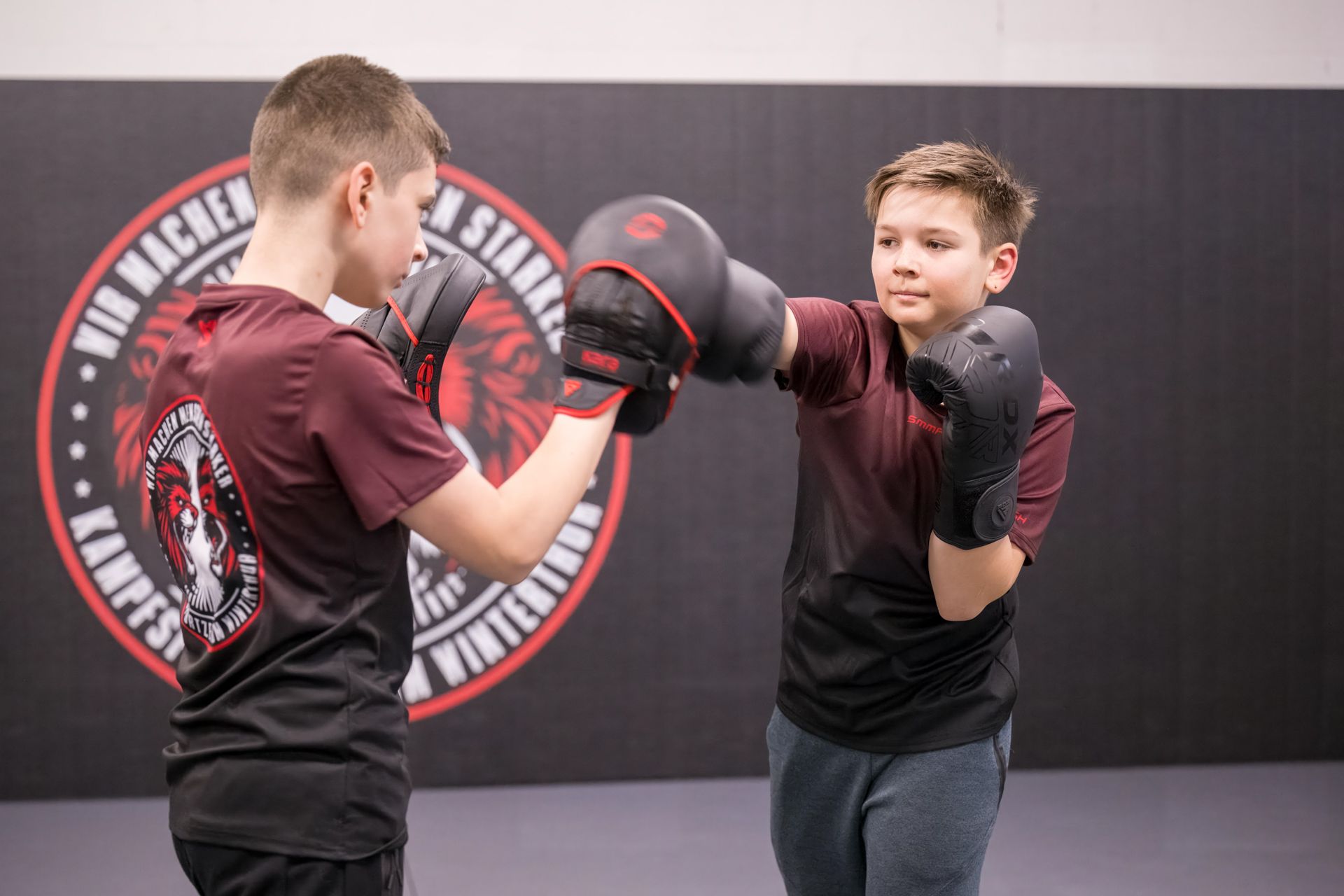 Zwei junge Jungen boxen in einem Kampfsportzentrum